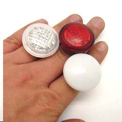 Rezg�sre, zen�re pulz�l� f�ny� gy�r�